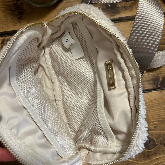 Lululemon Sherpa Belt Bag 1L - Picture 3 of 3